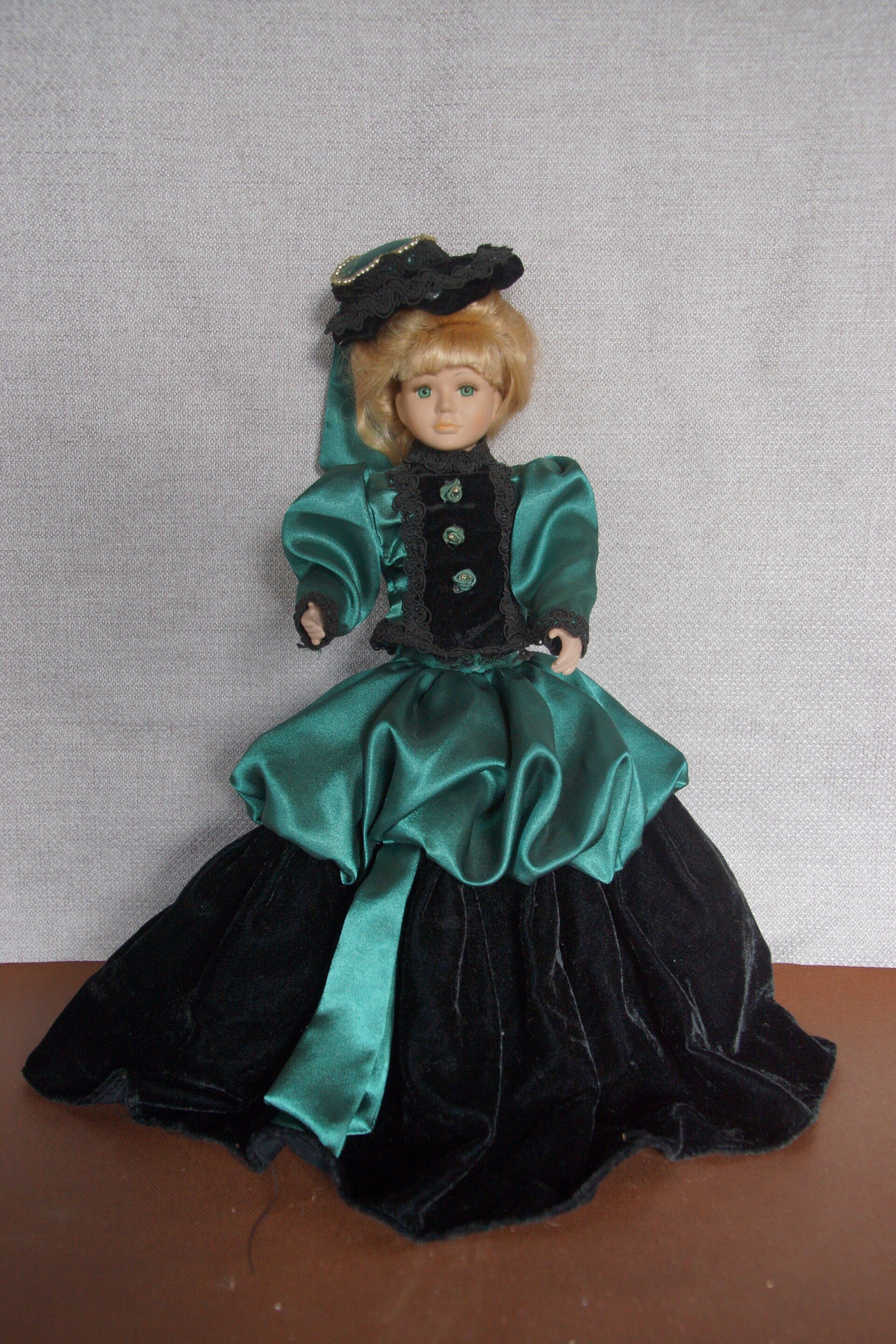 Porseleinen pop / Porcelain doll / Poupée de porcelaine vintage