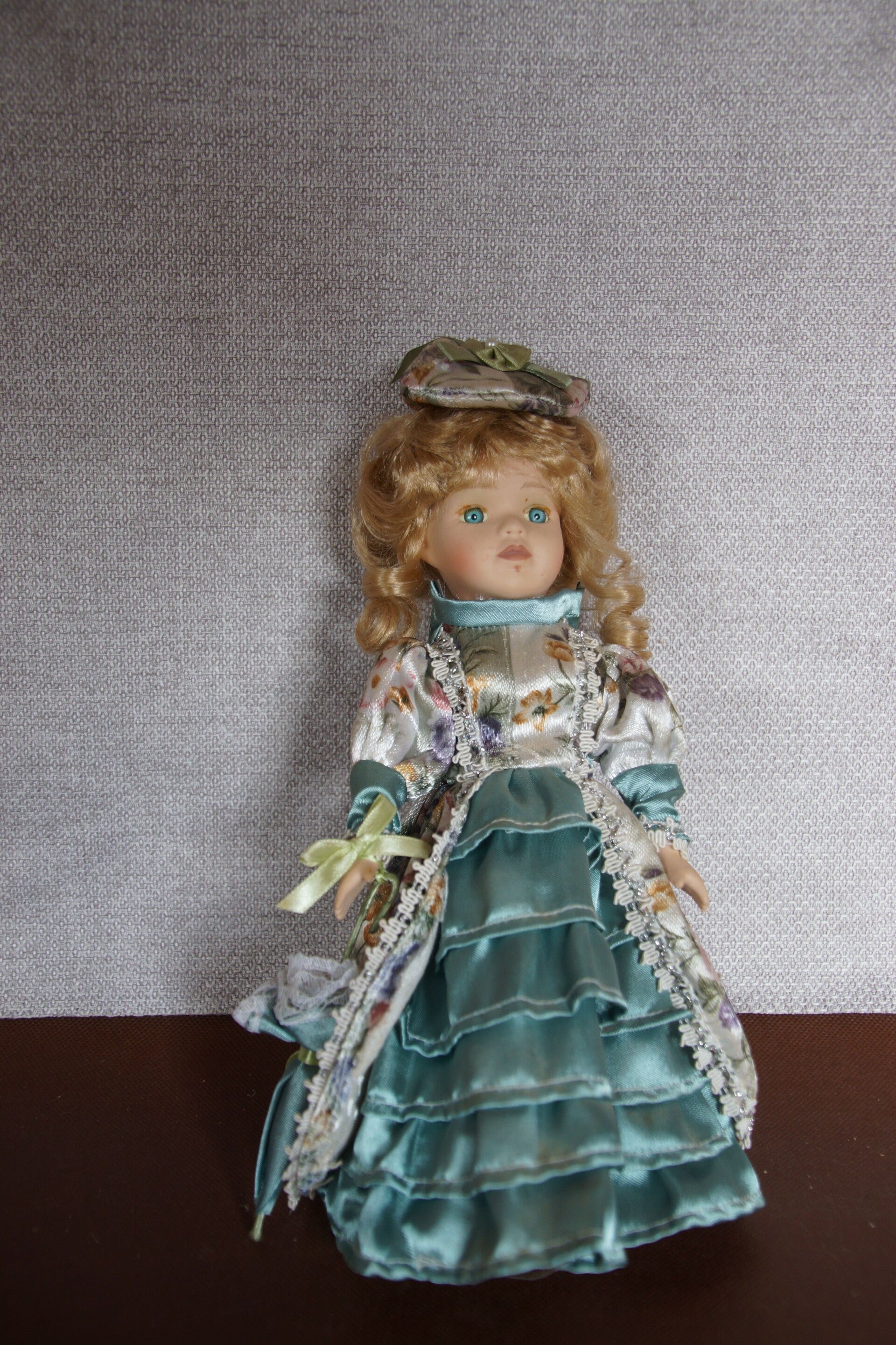 Porseleinen pop / Porcelain doll / Poupée de porcelaine vintage