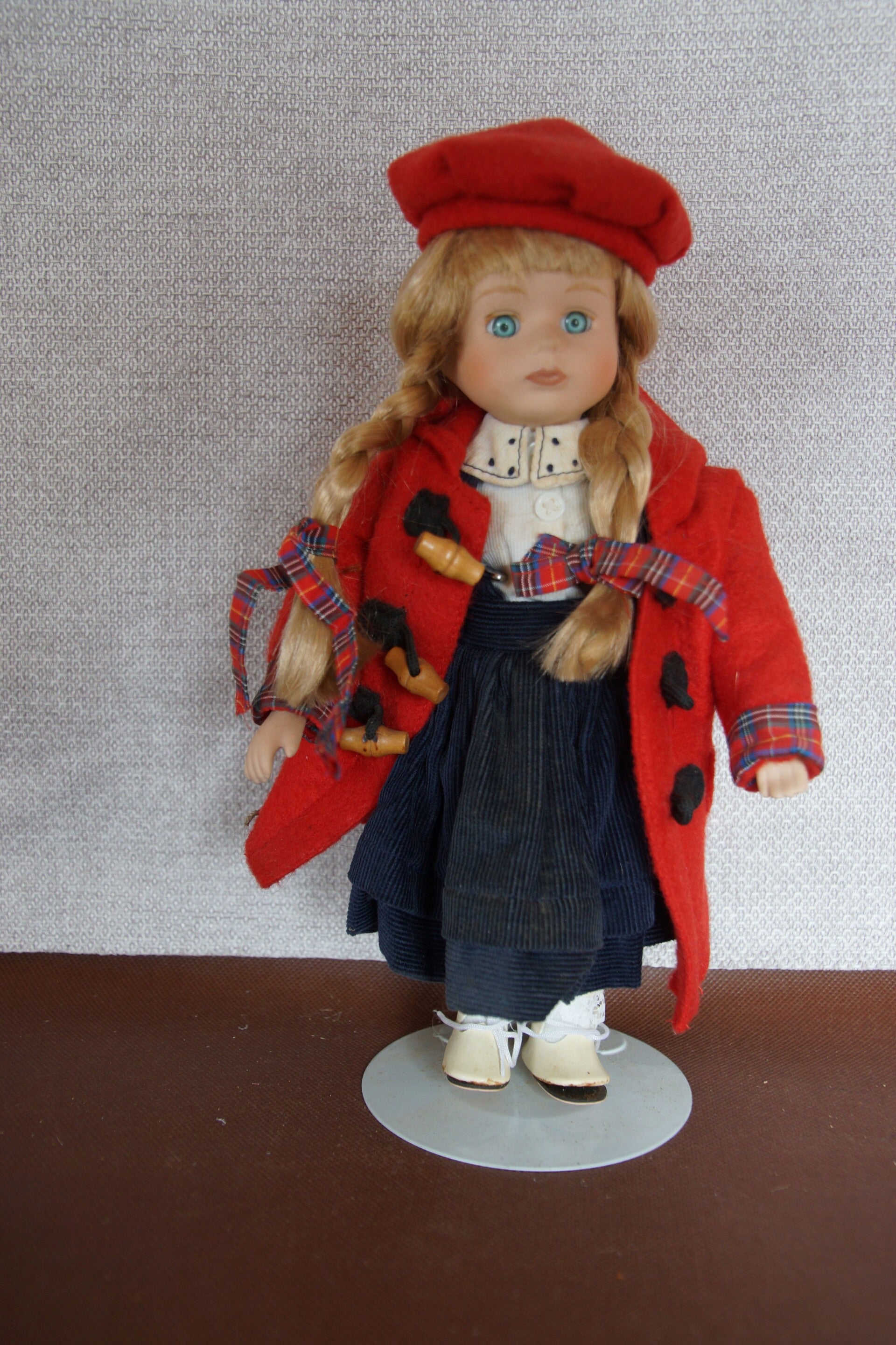 Porseleinen pop / Porcelain doll / Poupée de porcelaine vintage