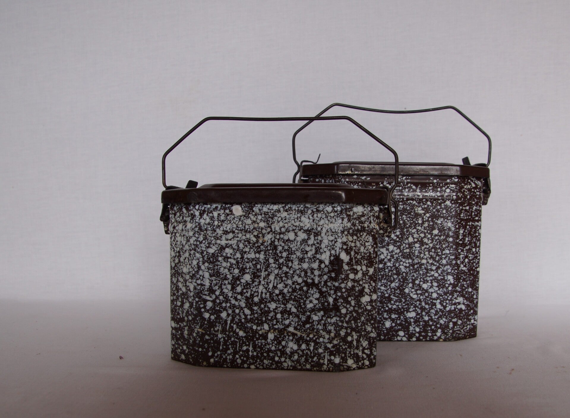 2 vintage geëmailleerde lunchboxen / 2 enameled lunch boxes / 2 vintage boîtes à lunch émaillées