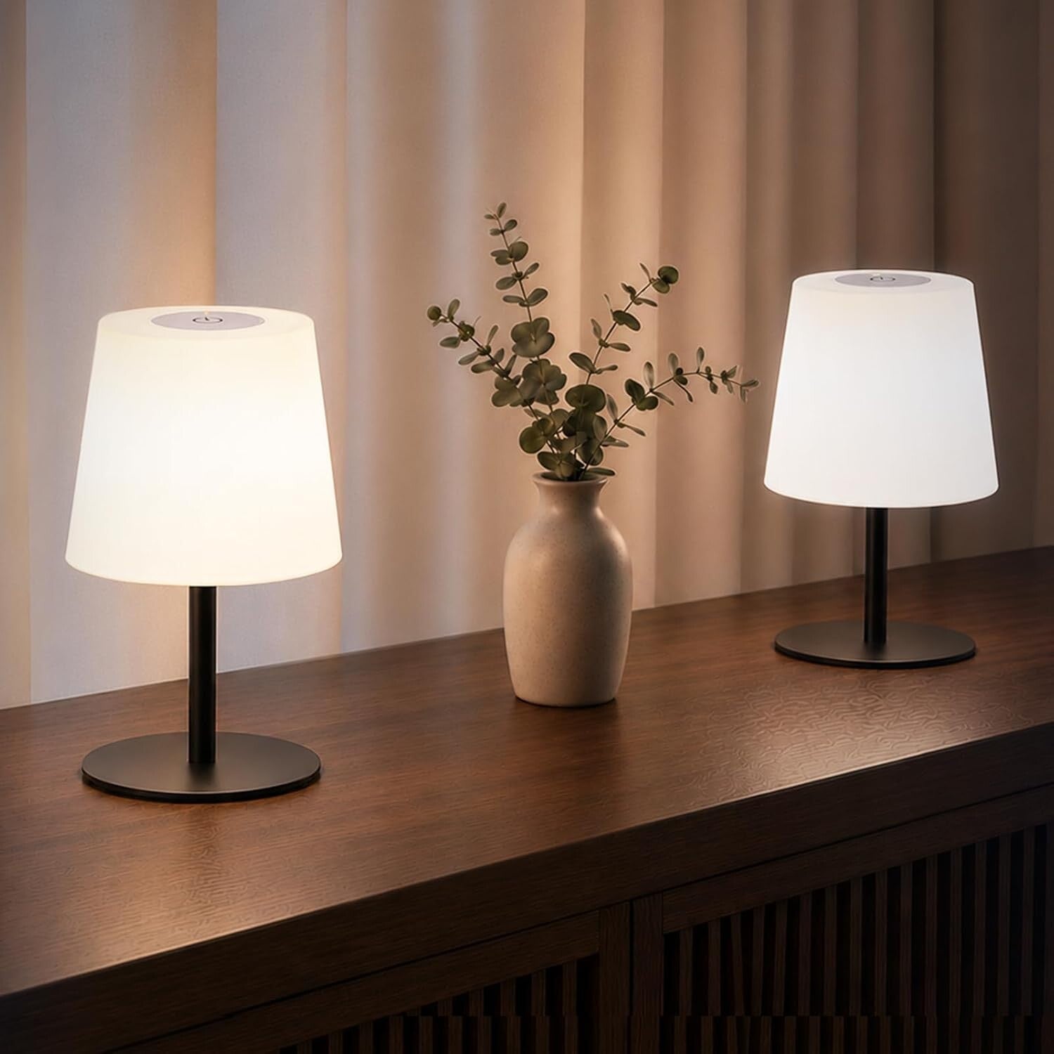 2 weiße Tischlampen