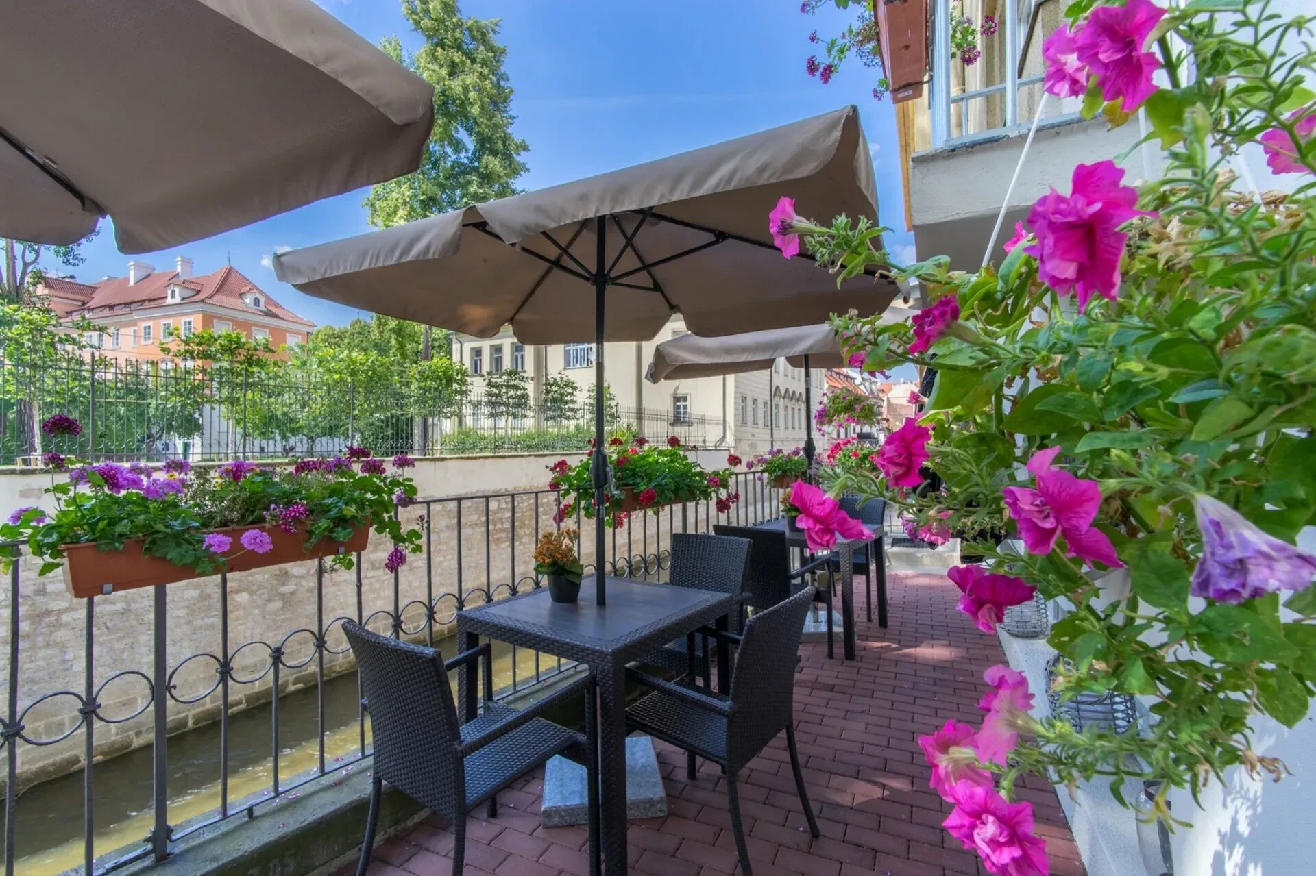 pytloun-kampa-garden-hotel-terrasseaussenbereich-81475-standard.webp