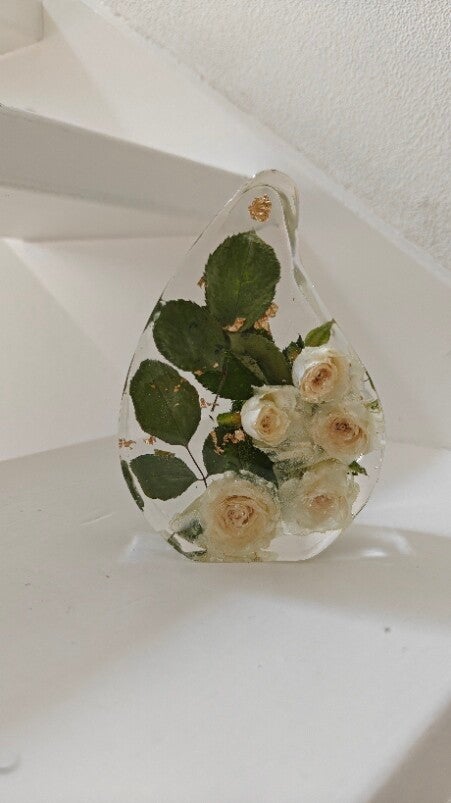 Druppel/traan met bloemen. € 150,00