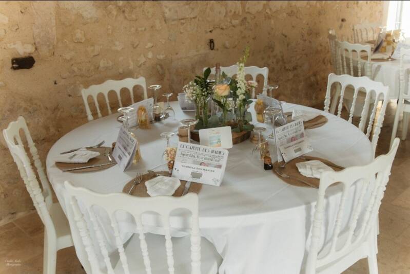 Table décorée avec gazettes et papeterie de mariage