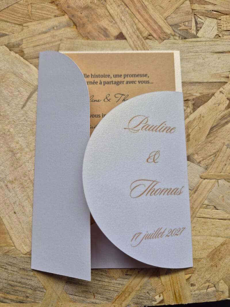 Faire-part de mariage à pochette arrondie et carton kraft — vue fermée