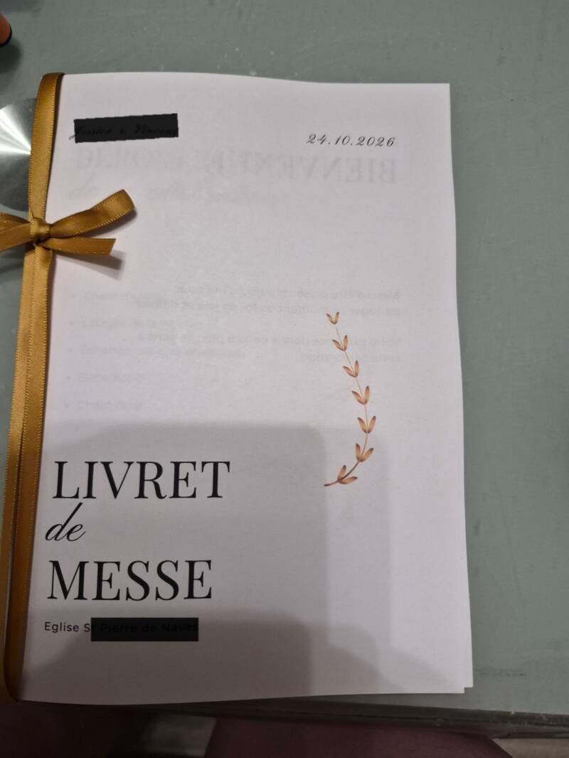 Livret de messe avec ruban doré