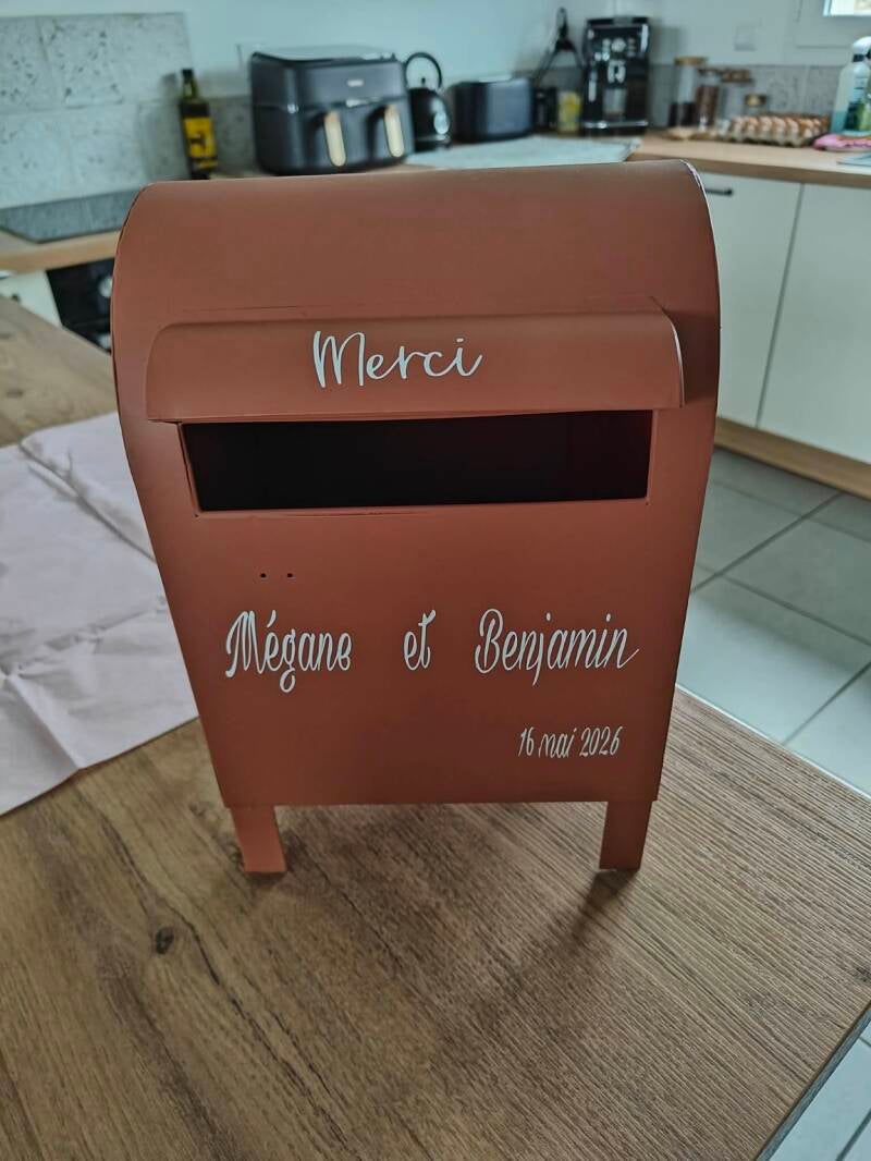 Urne de mariage personnalisée en forme de boîte aux lettres