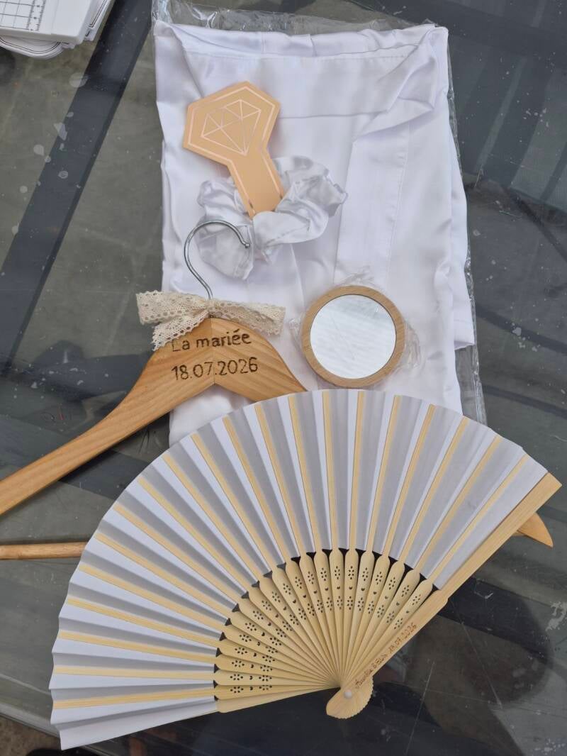 Accessoires personnalisés et éventail de cérémonie