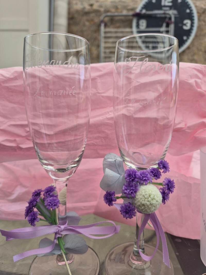 Flûtes de mariage décorées de fleurs et de rubans