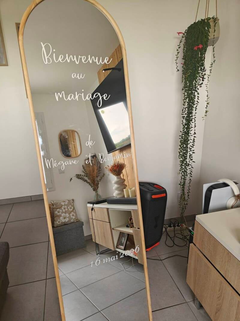 Panneau de bienvenue mariage sur miroir