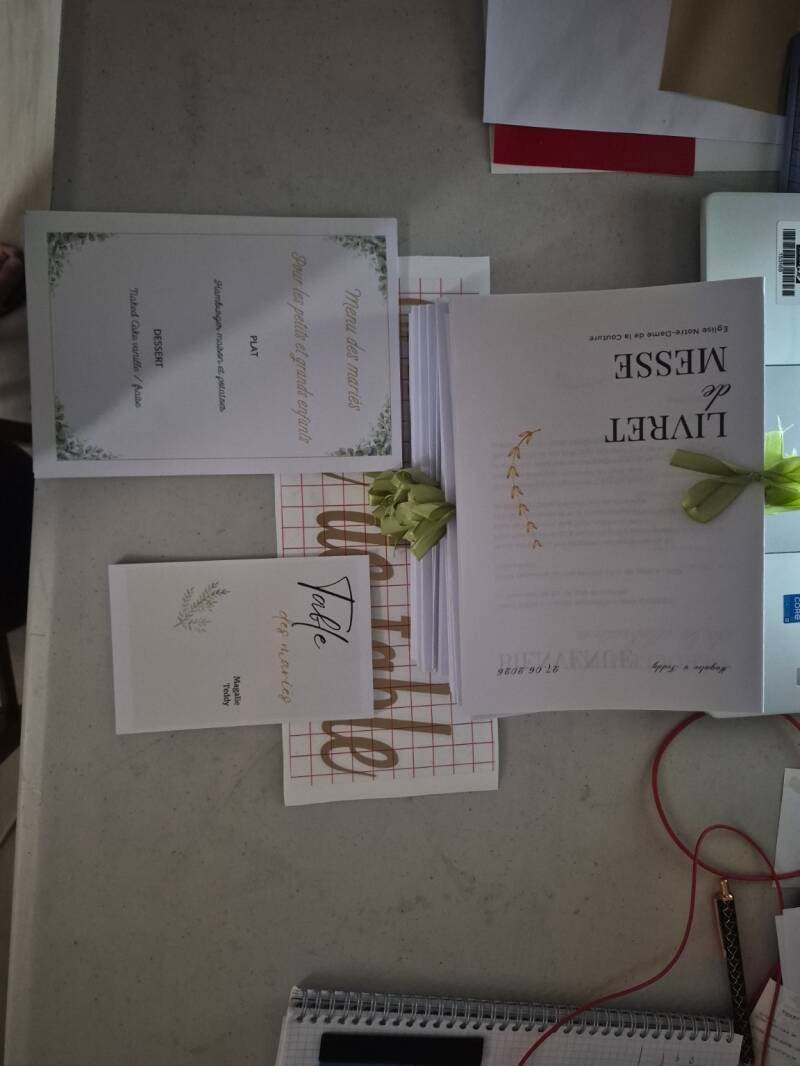 Collection de mariage verte et dorée : livret, menu et carton de table
