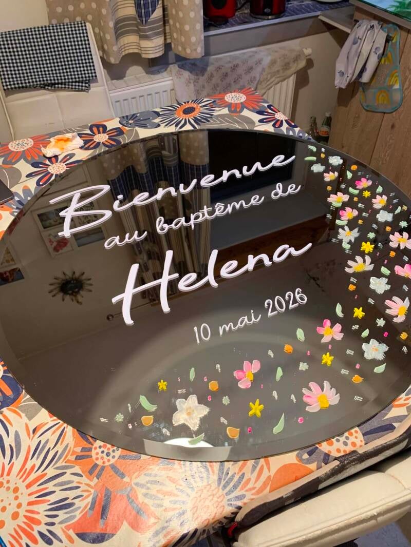 Panneau de bienvenue baptême fleuri sur miroir