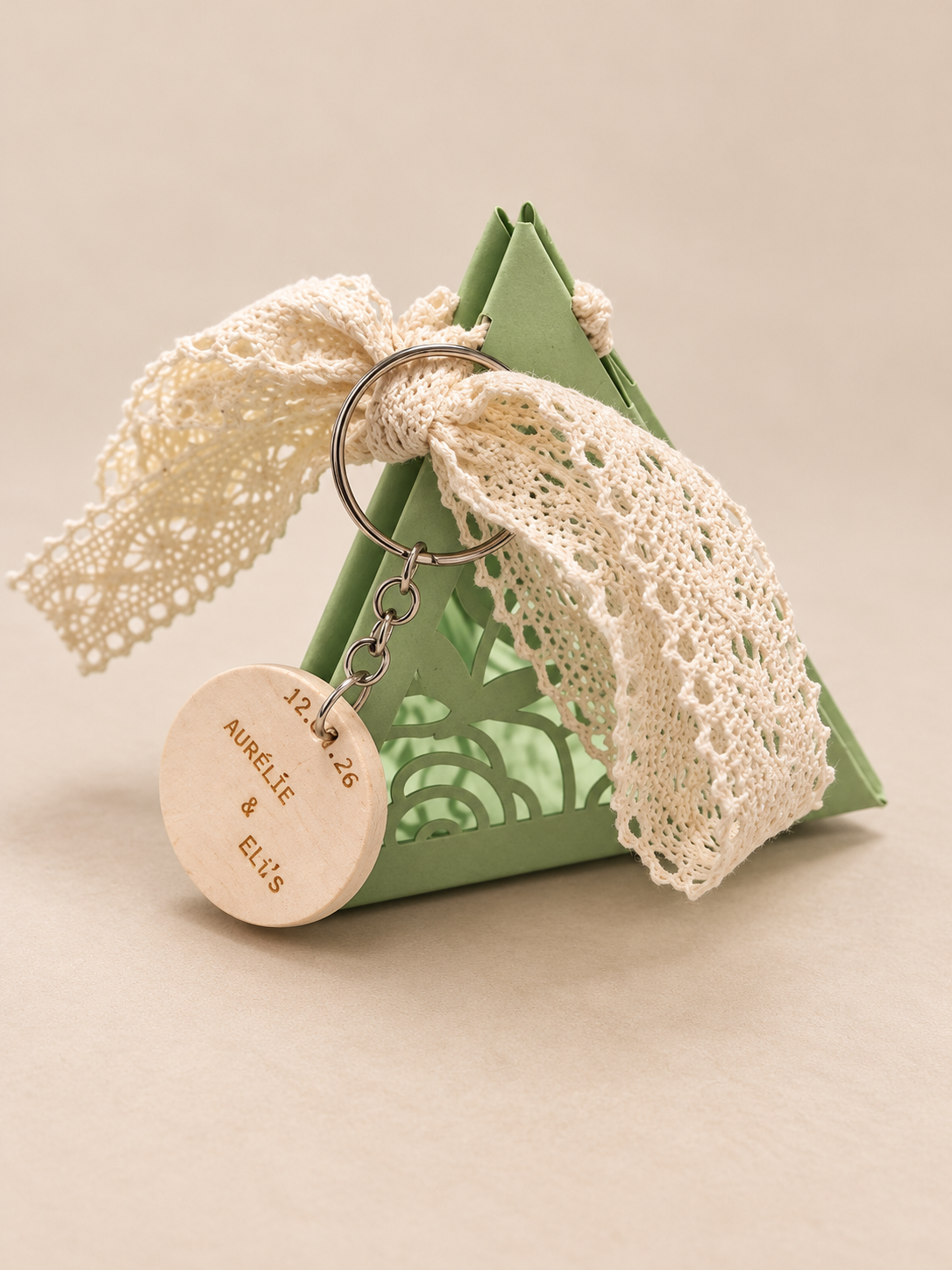 Boîte cadeau vert sauge avec porte-clés gravé