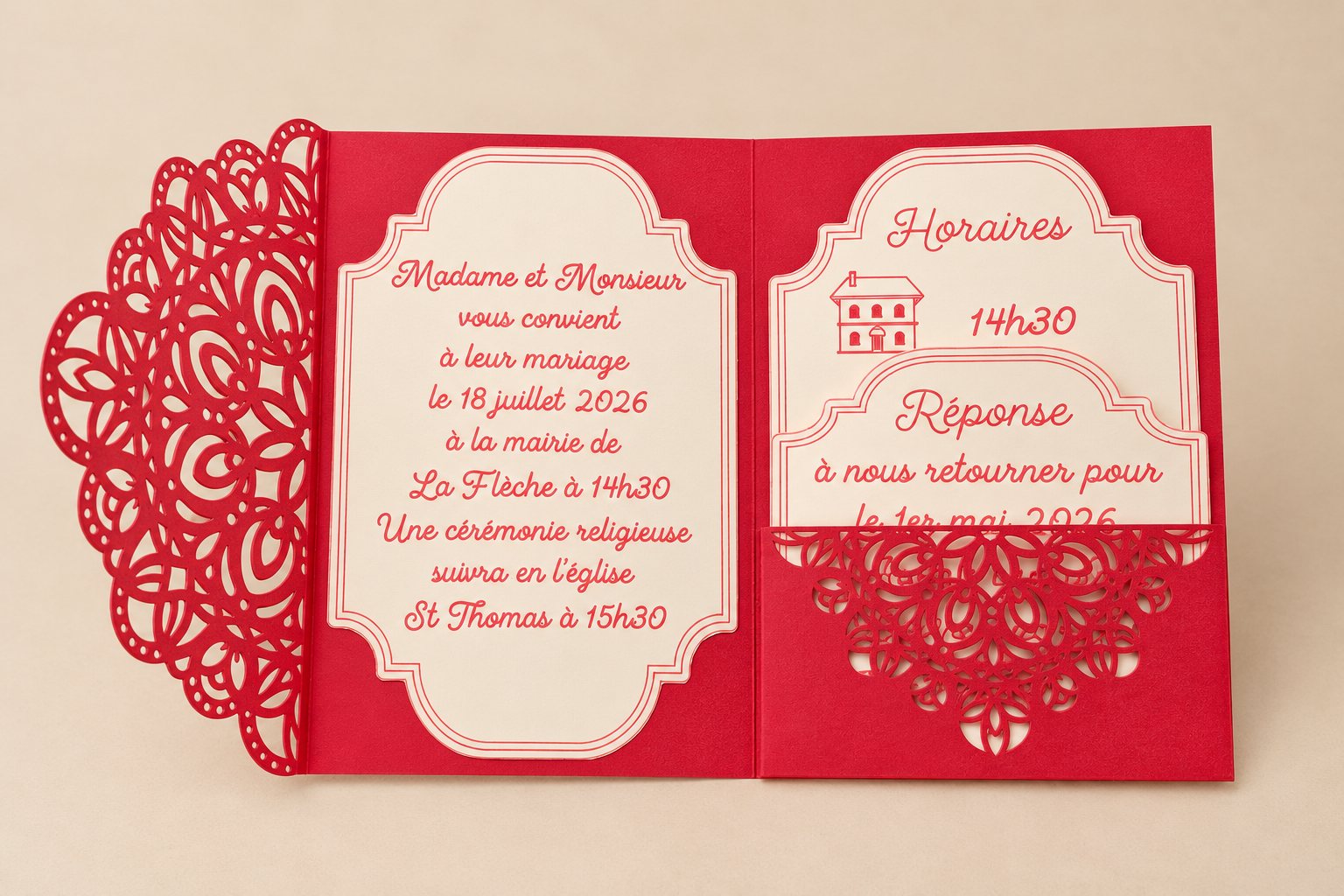 Faire-part rouge ajouré avec invitation et cartons