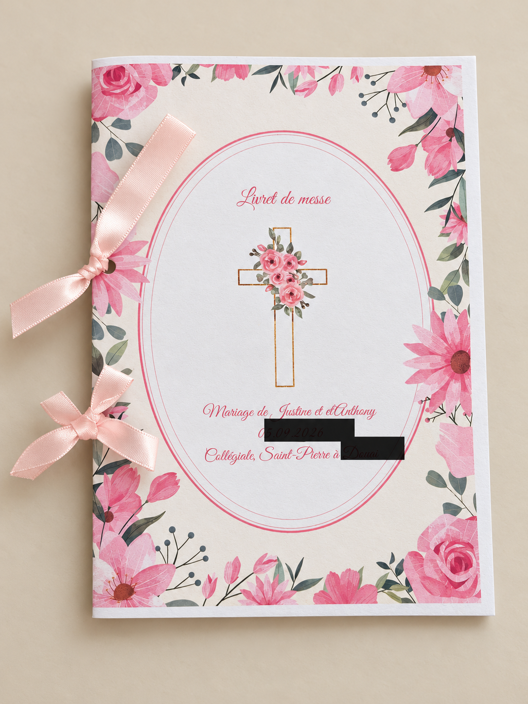Livret de messe floral avec rubans roses