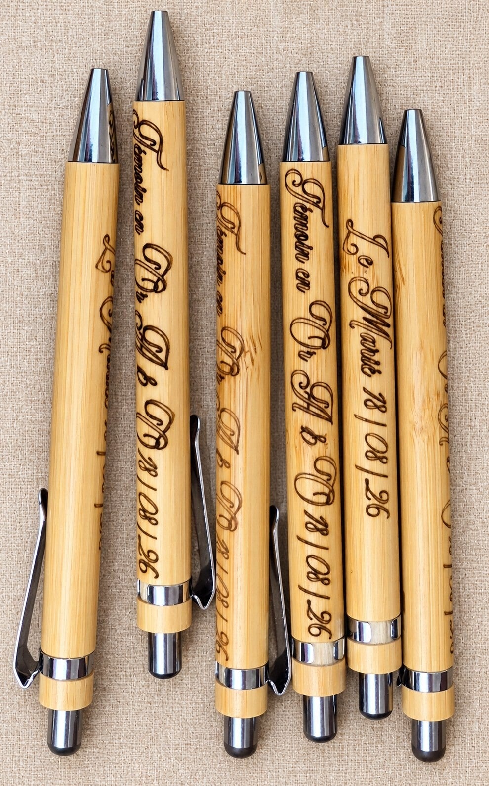 Stylos en bambou gravés pour un mariage