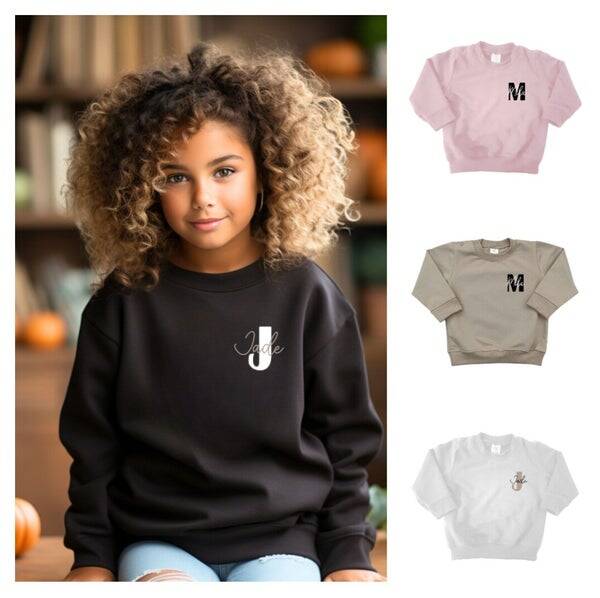 Sweater met naam en letter borst grotere maat