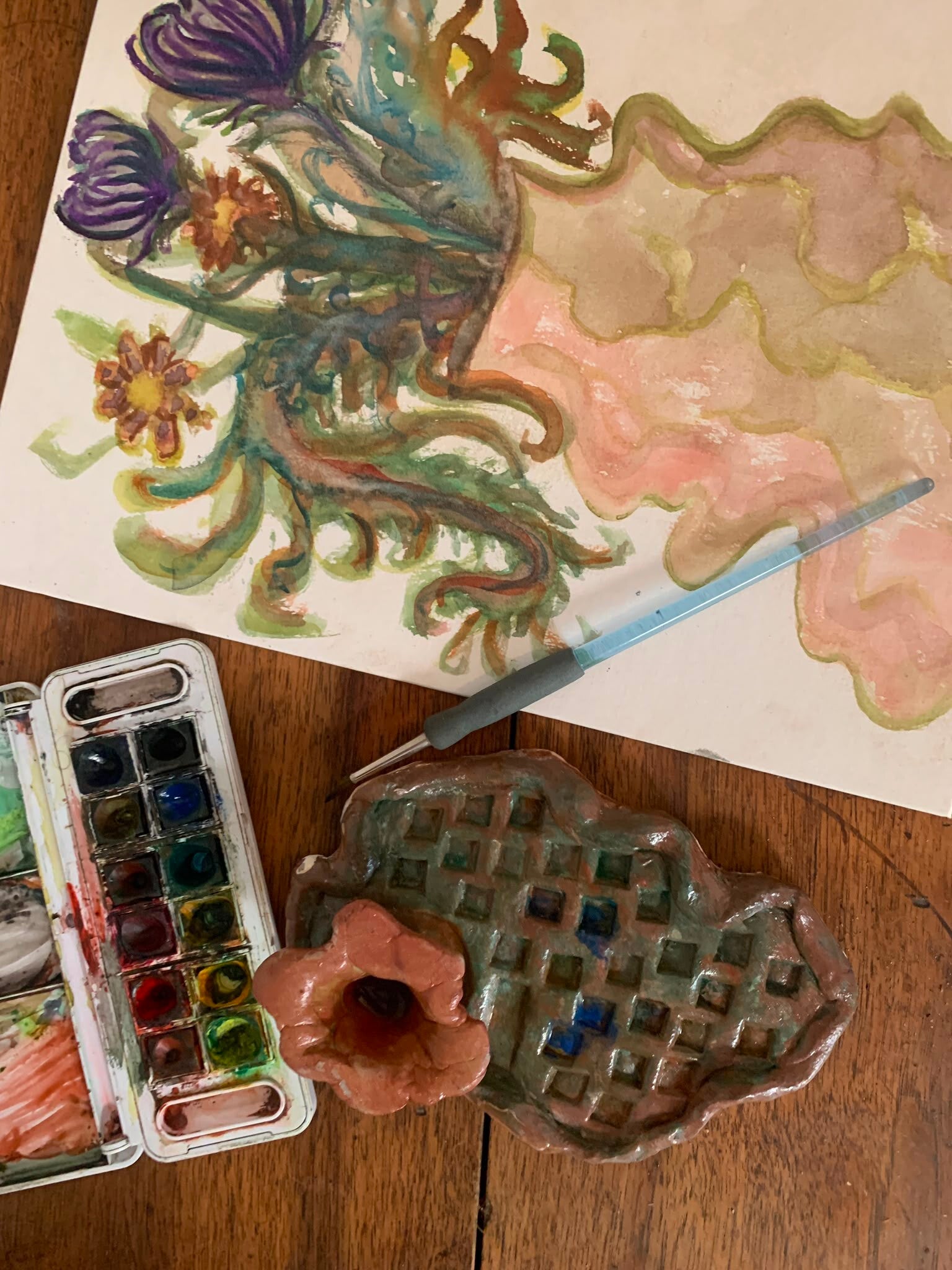 Palette de peinture et son pot en argile vernis