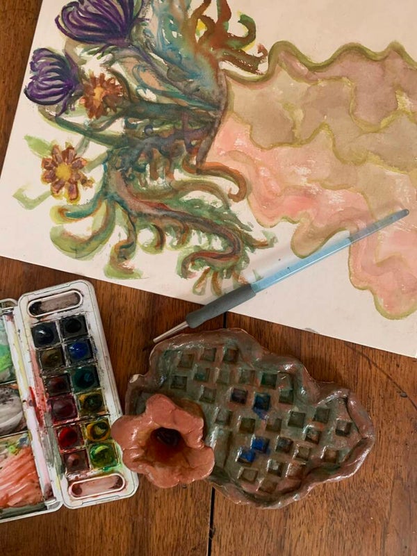 Palette de peinture et son pot en argile vernis