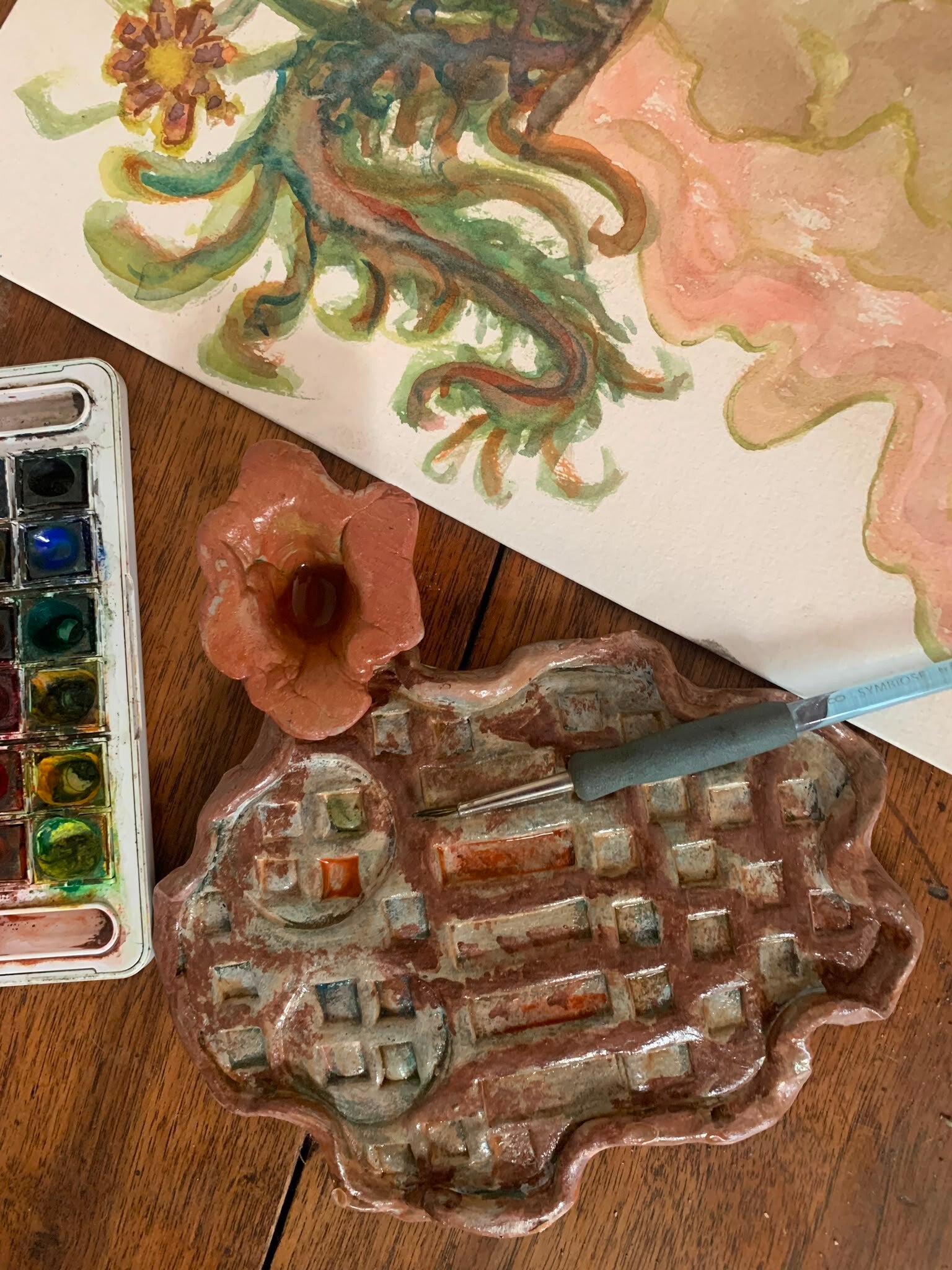 Palette de peinture et son pot en argile vernis