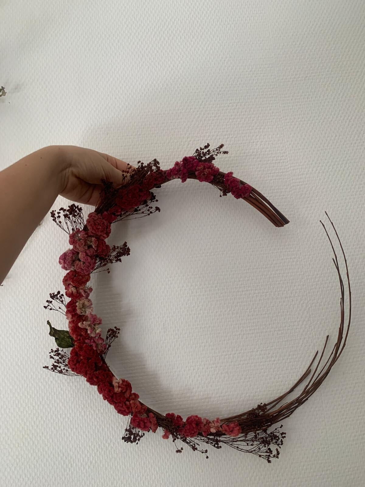 Couronne murale demi-lune "Rouge Célosie"