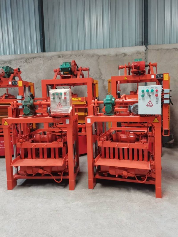 MACHINE DE BRIQUE AVEC CHAINE