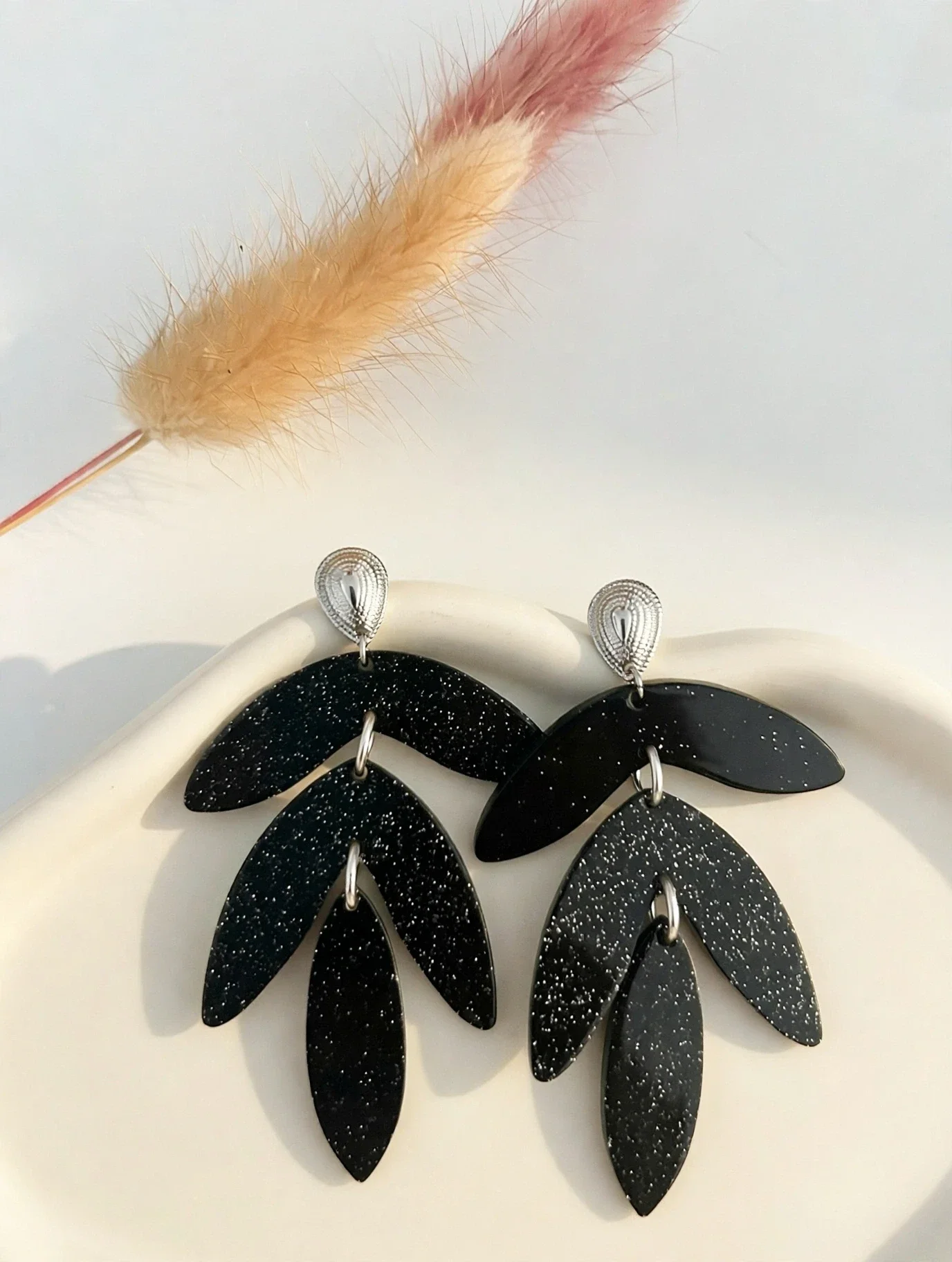 Boucles d'oreilles CHARLIZE - Pendantes Feuilles Pailletées Noire / Rouge / Argentée | Bijoux by Madéa