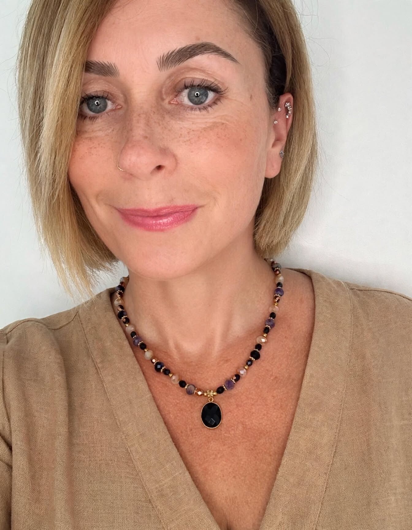 Collier Manon – Onyx Noir & Perles Peach Puff Rainbow