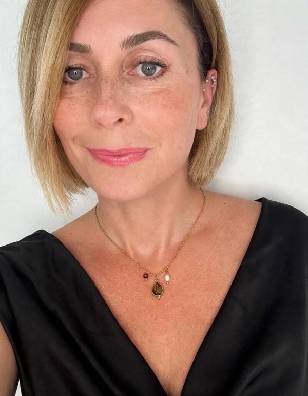 Collier Aliyah – Œil de Tigre, Or 24K & Perle d’Eau Douce