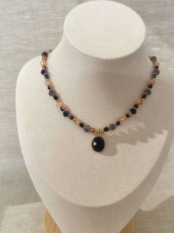 Collier Manon – Onyx Noir & Perles Peach Puff Rainbow