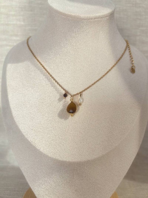 Collier Aliyah – Œil de Tigre, Or 24K & Perle d’Eau Douce