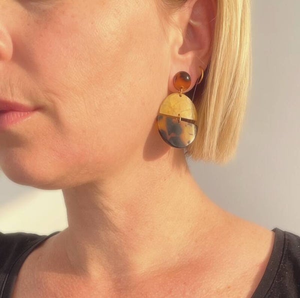 Boucles d'Oreilles Léonie Écaille de Tortue - Clou Rond & Demi-Lune Acétate