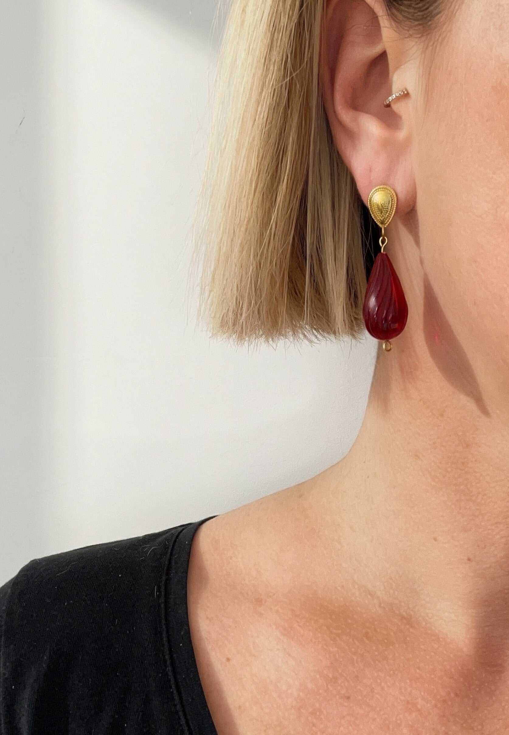 Boucles poire torsadée en résine opaque Bordeaux