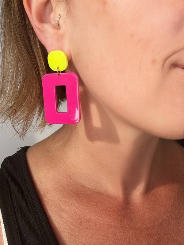 Boucles d’oreilles Miami – Créoles pendantes fluo jaune et fuchsia