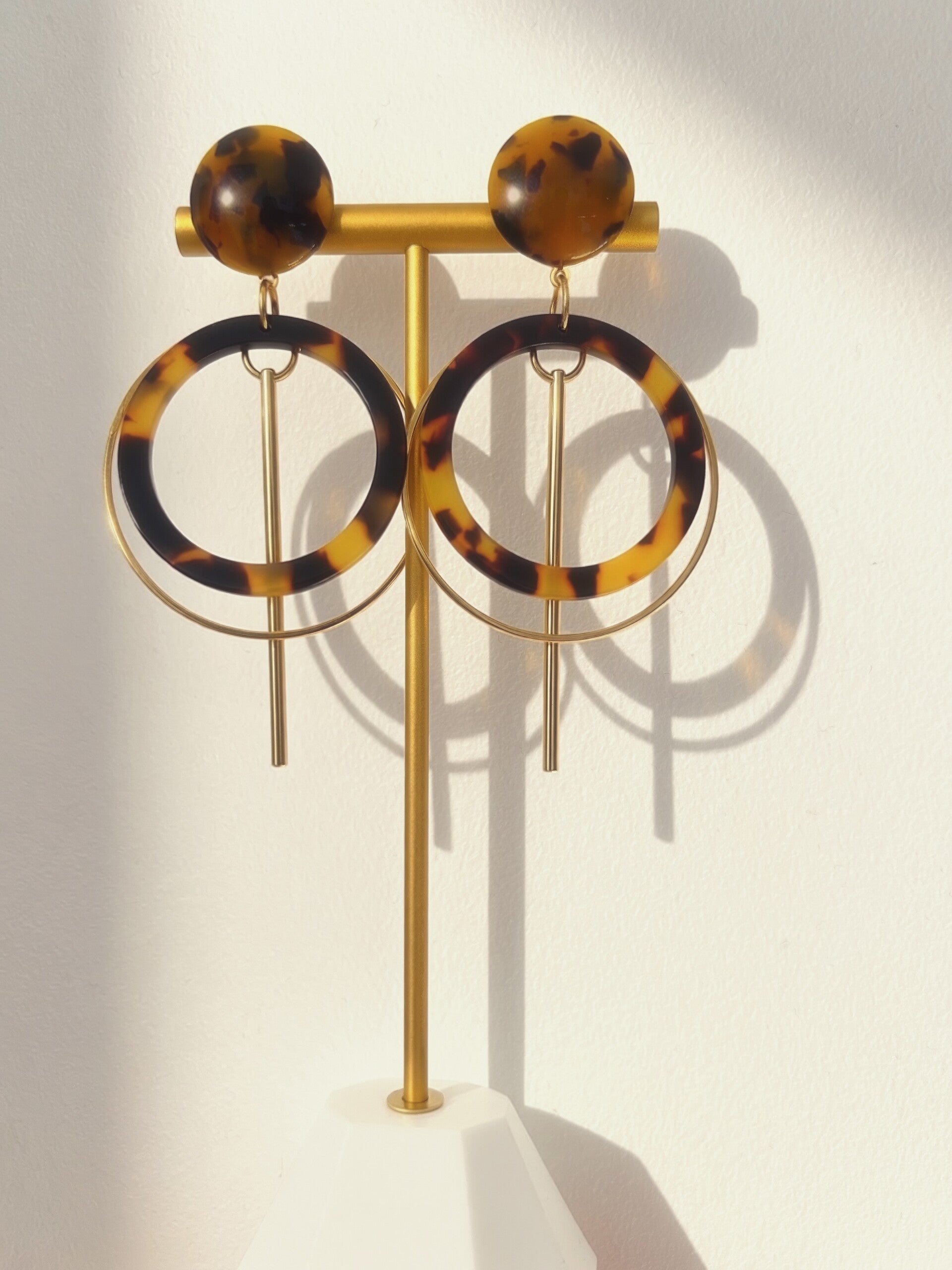 Ambre Eclipse - Boucles d’oreilles pendantes écaille & doré
