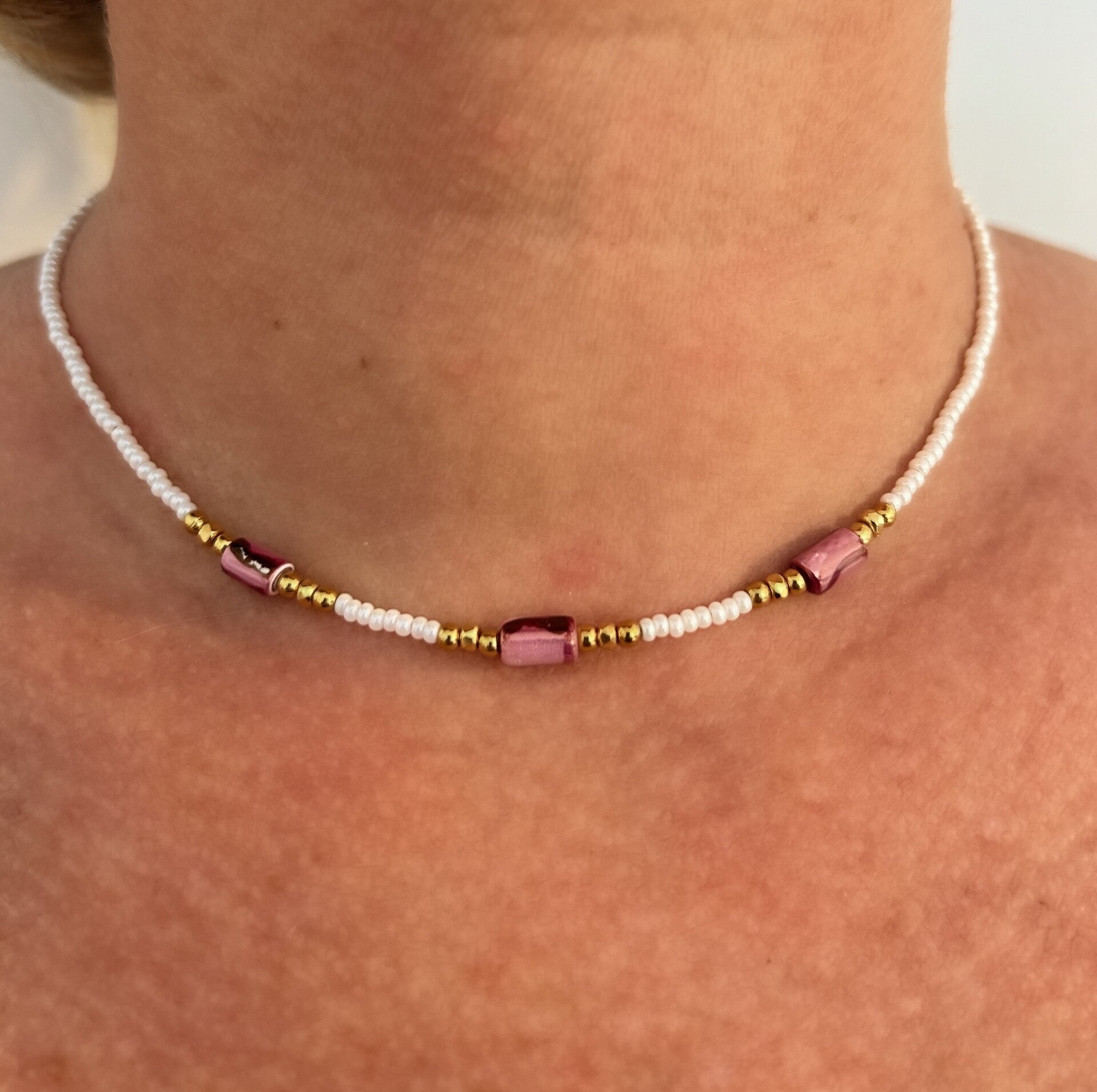 Collier Amandine – Perles Heishi Fuchsia & Blanc Nacré