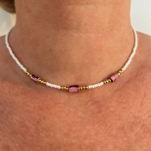 Collier Amandine – Perles Heishi Fuchsia & Blanc Nacré