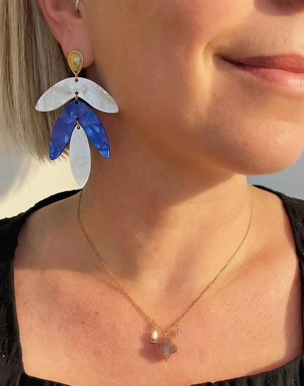 Boucles d'Oreilles Charlize Feuilles Bleu Roi et Blanc Nacré - Acrylique & Acier Inox