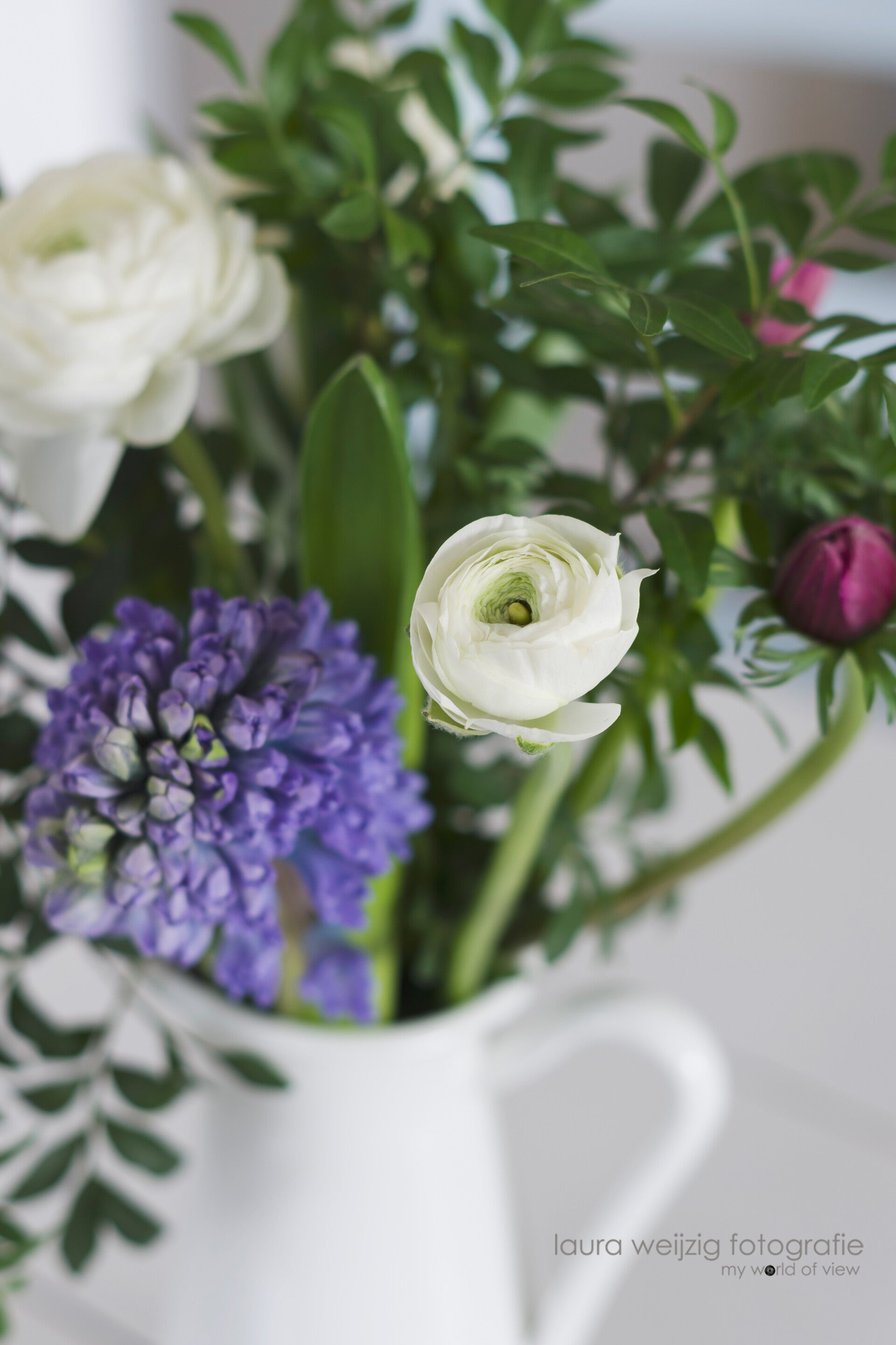 vaas met blauwe en witte lente bloemen