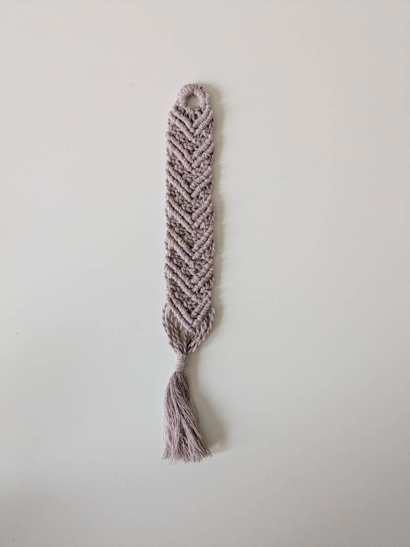 Hangemachtes Makramee-Lesezeichen – Boho-Stil (taupe)