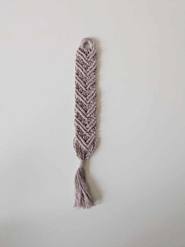 Hangemachtes Makramee-Lesezeichen – Boho-Stil (taupe)
