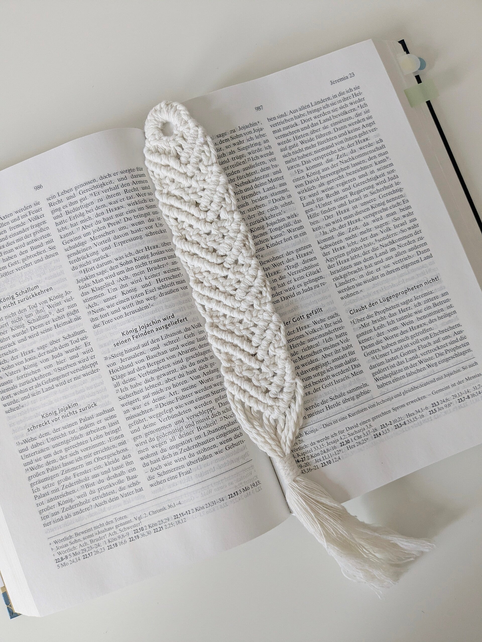 Hangemachtes Makramee-Lesezeichen – Boho-Stil (weiß)