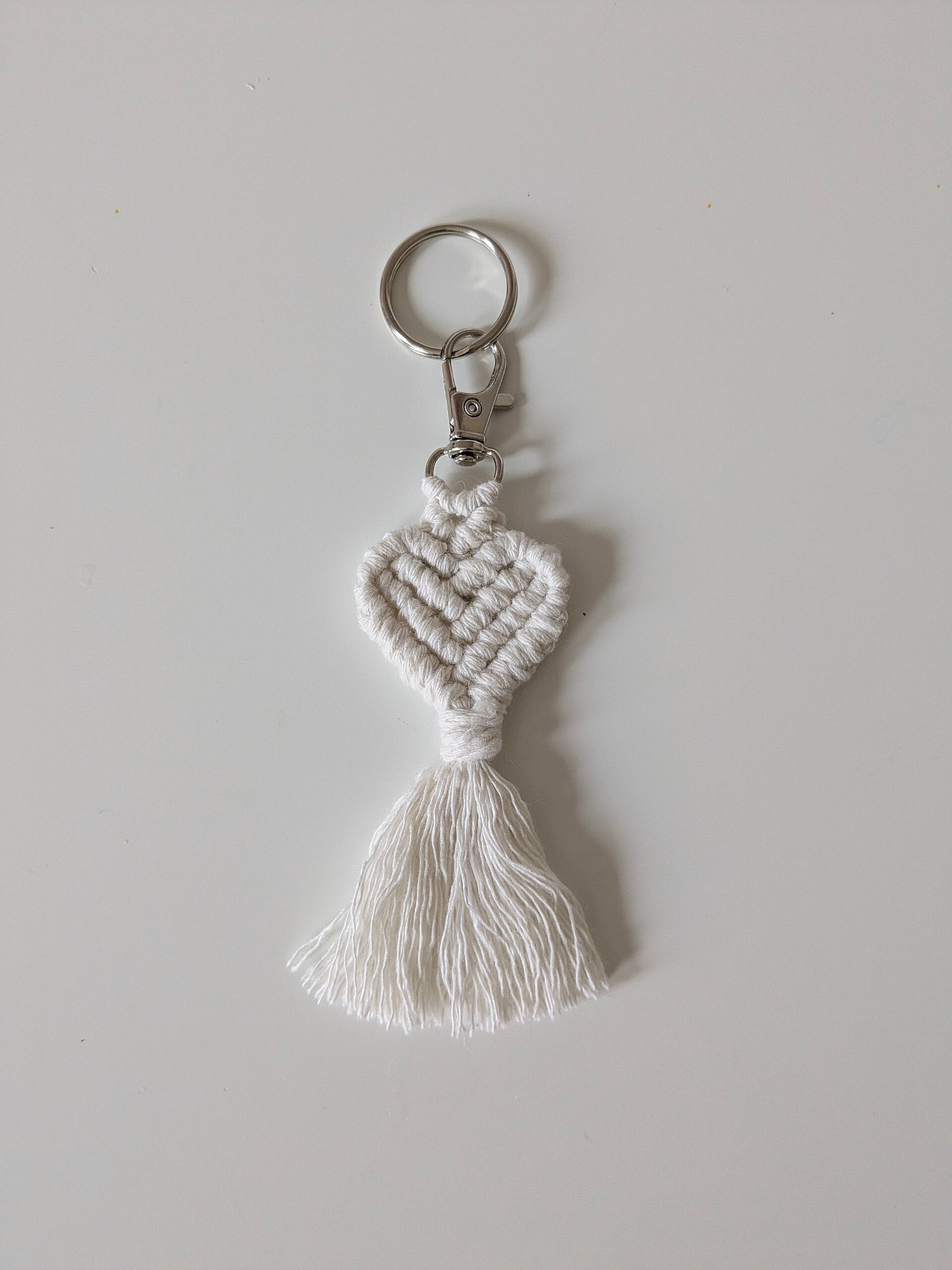 Handgemachter Makramee-Schlüsselanhänger „Herz“