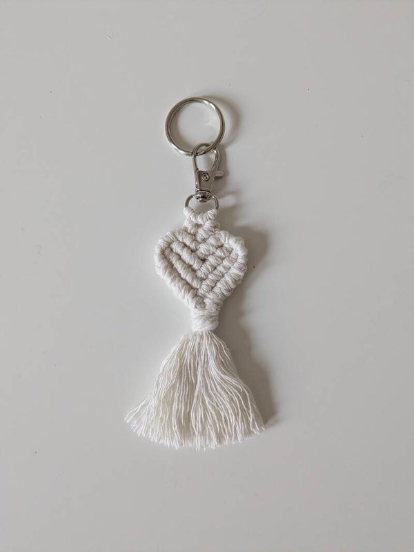 Handgemachter Makramee-Schlüsselanhänger „Herz“