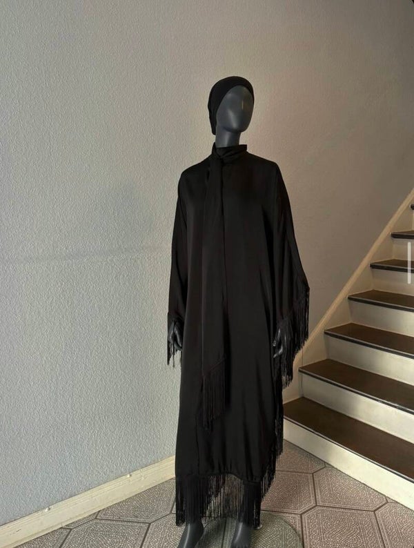 Schwarze 'Abaya mit Fransen und Krawatte