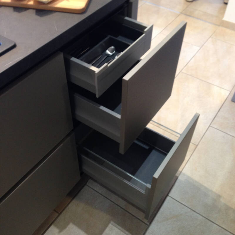 Grifflose Schubkästen mit Innenschubkästen