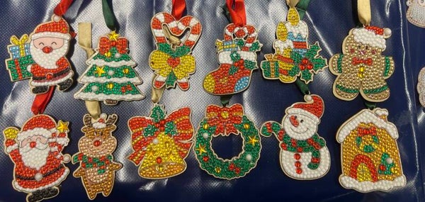 Kerst hangers 12 stuks op hout