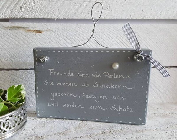 Freunde sind wie Perlen. Sie werden als Sandkorn geboren, festigen sich und werden zum Schatz