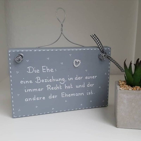 Die Ehe: eine Beziehung, in der einer immer Recht hat und der andere der Ehemann ist.