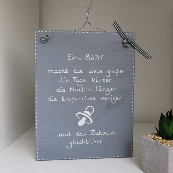 Ein Baby macht die Liebe größer, die Tage kürzer, die Nächte länger, die Ersparnisse weniger und das Zuhause glücklicher.